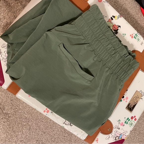 Fabletics medium windbreaker pants in olive army sage green - Picture 3 of 4